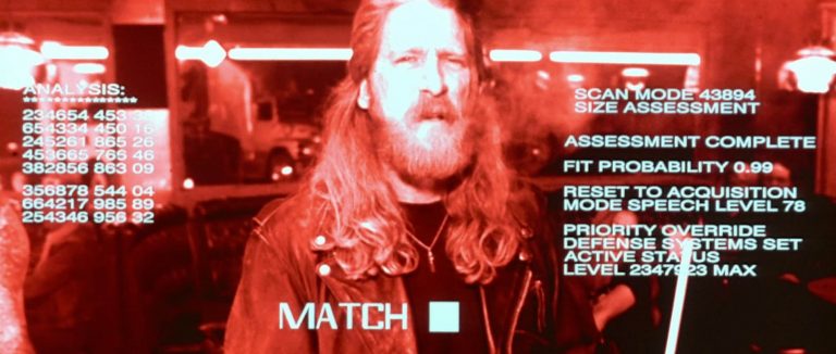 Você está na mesa de um bar. Um amigo te apresenta um casal. É a hora de ligar aquele scanner igual ao do Robocop ou do Exterminador do futuro