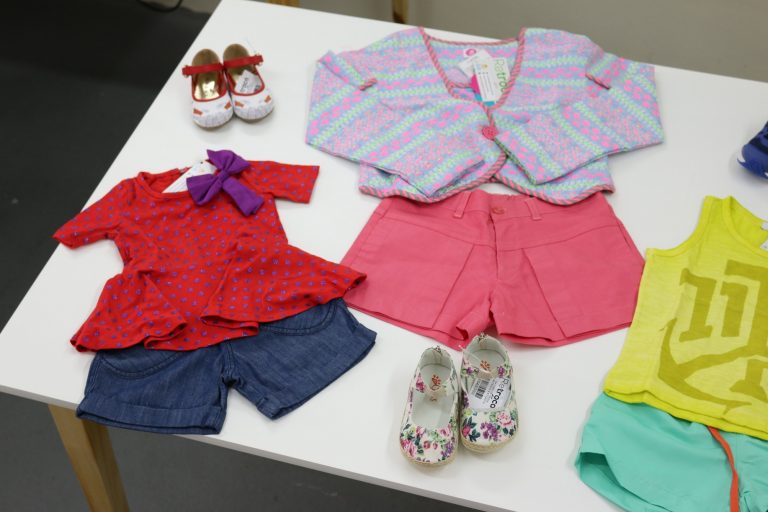 Os sites oferecem produtos para crianças de até 12 anos, e os preços variam de R$ 10 a R$ 75