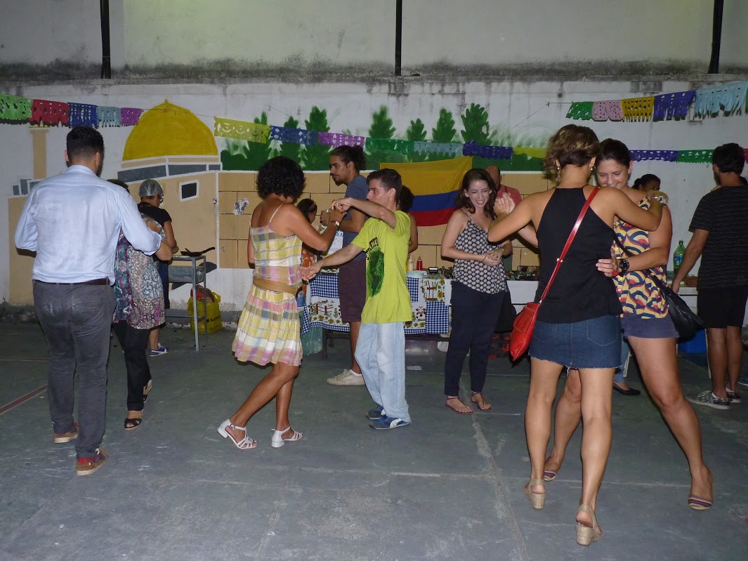 Entre uma aula e outra, o curso de salsa ministrado por professores venezuelanos
