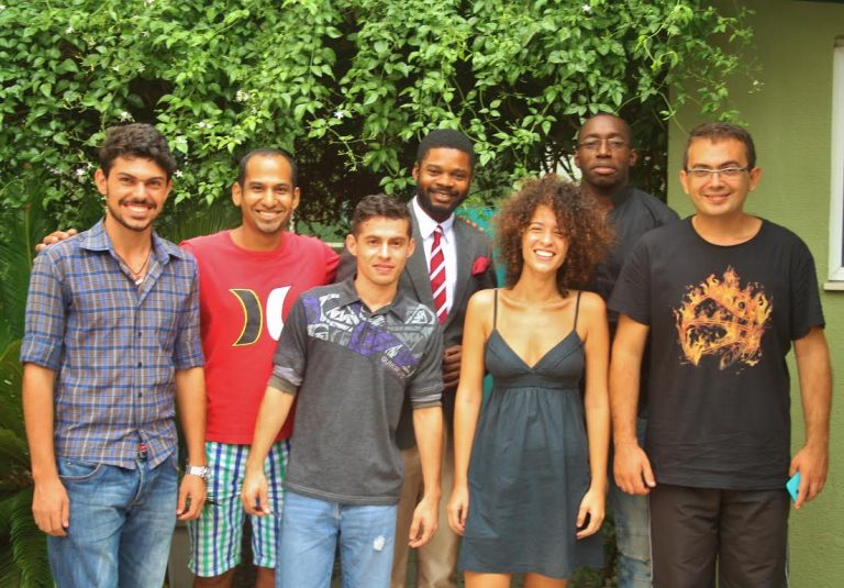 Os professores das oito turmas de inglês, espanhol, árabe e francês do projeto Abraço Cultural