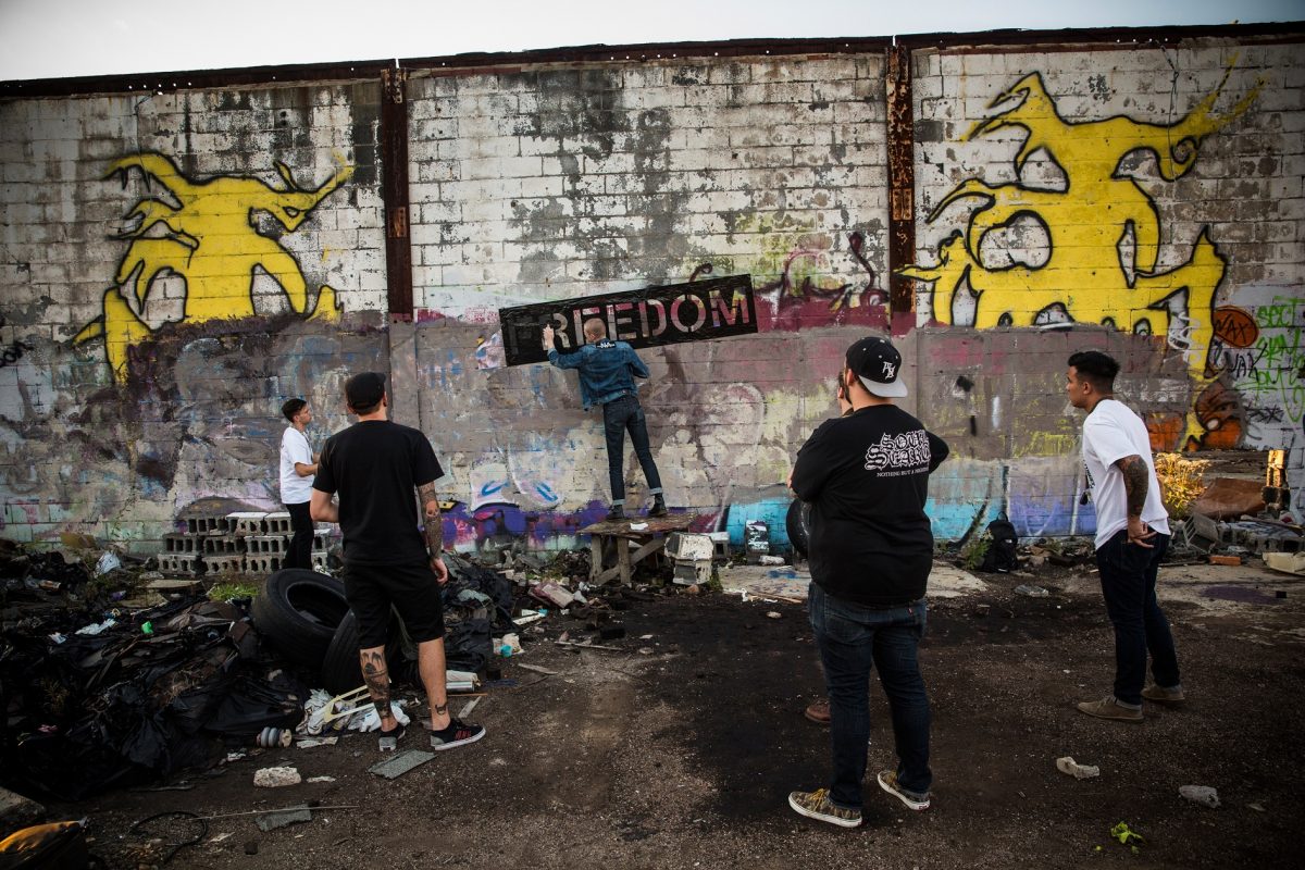 Os componentes da banda "Freedom" picham os muros de uma fábrica de automóveis abandonada, em Detroit, em protesto contra a crise na cidade