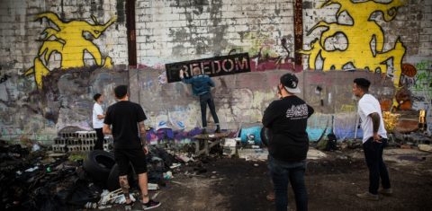 Os componentes da banda "Freedom" picham os muros de uma fábrica de automóveis abandonada, em Detroit, em protesto contra a crise na cidade
