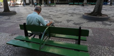 Os bancos com divisórios já começam a fazer parte da paisagem do Rio