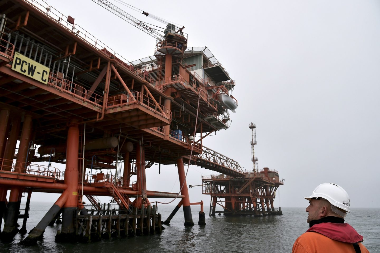 Em 2010, a então ministra do Ambiente Stefania Prestigiacomo, proibiu atividades petrolíferas na costa do país, aumentando o limite de interdição de 5 milhas para 12 milhas. O decreto, porém, foi cancelado dois anos mais tarde