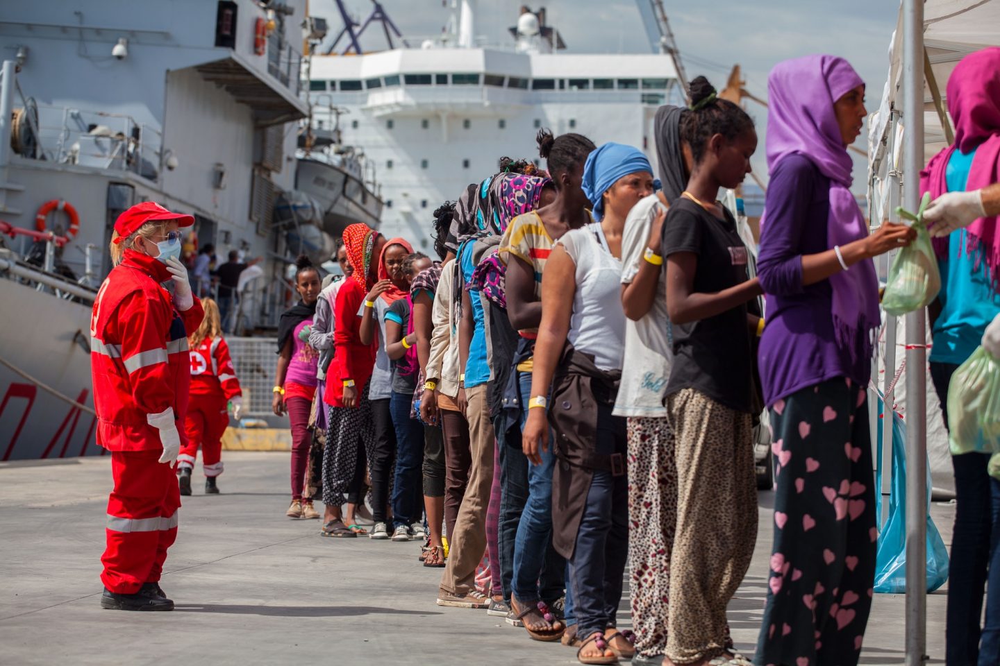 Grupo de imigrantes, oriundos da Líbia, desembarca no porto de Palermo, na Itália