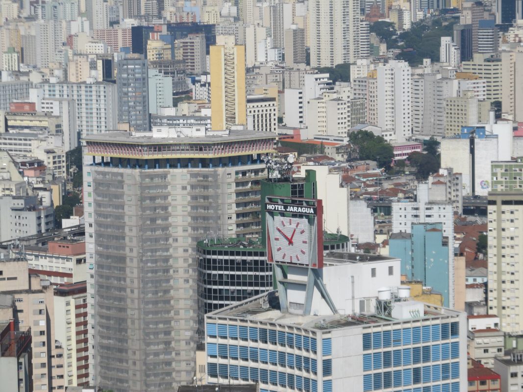 Um dos maiores aglomerados urbanos do mundo, hoje com mais de 11 milhões de habitantes, São Paulo ficou conhecida historicamente como uma cidade cuja expansão reforçou males como a desigualdade social e a segregação espacial