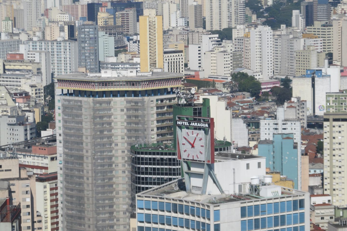 Um dos maiores aglomerados urbanos do mundo, hoje com mais de 11 milhões de habitantes, São Paulo ficou conhecida historicamente como uma cidade cuja expansão reforçou males como a desigualdade social e a segregação espacial