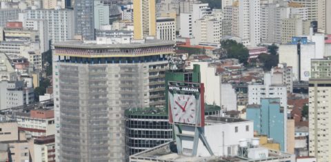 Um dos maiores aglomerados urbanos do mundo, hoje com mais de 11 milhões de habitantes, São Paulo ficou conhecida historicamente como uma cidade cuja expansão reforçou males como a desigualdade social e a segregação espacial