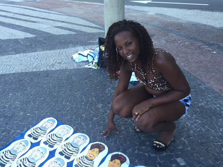 Pamela Santos Gomes, 20 anos, moradora de Duque de Caxias, mãe de um menino de 2 e ambulante há 5 anos, desde que terminou o ensino médio