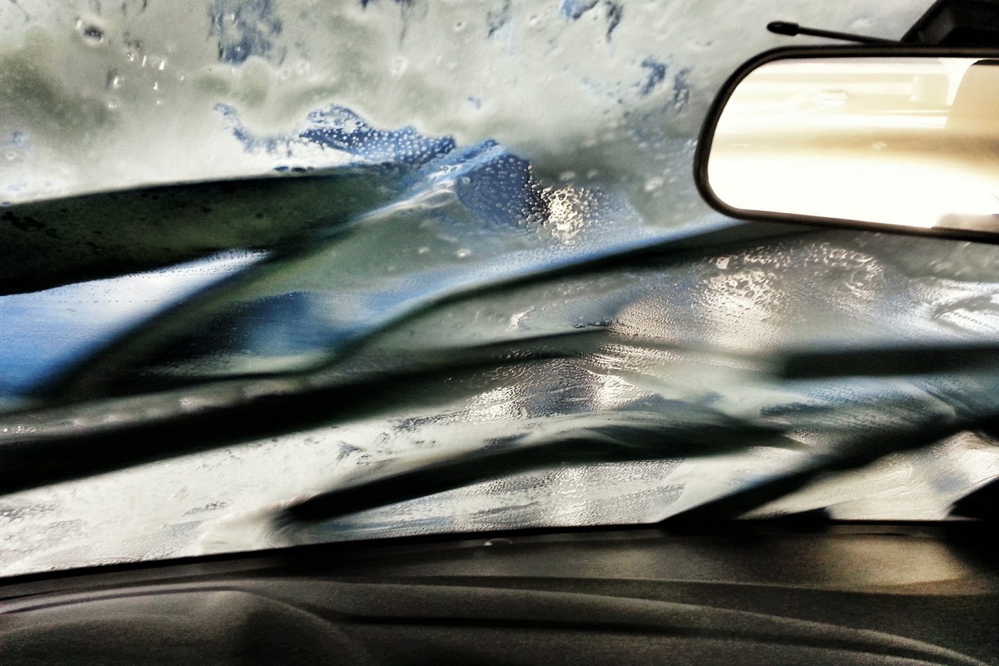 "A cliente chegou e deu uma bronca em todo mundo. Ela disse que não era pra gastar água assim, que era desperdício, e falou nessa coisa de economizar, sabe?"