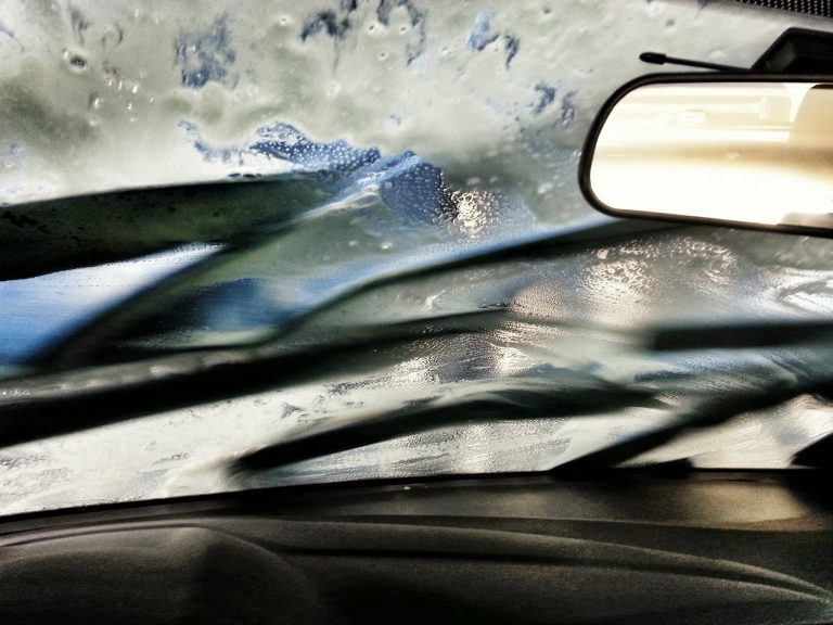 "A cliente chegou e deu uma bronca em todo mundo. Ela disse que não era pra gastar água assim, que era desperdício, e falou nessa coisa de economizar, sabe?"