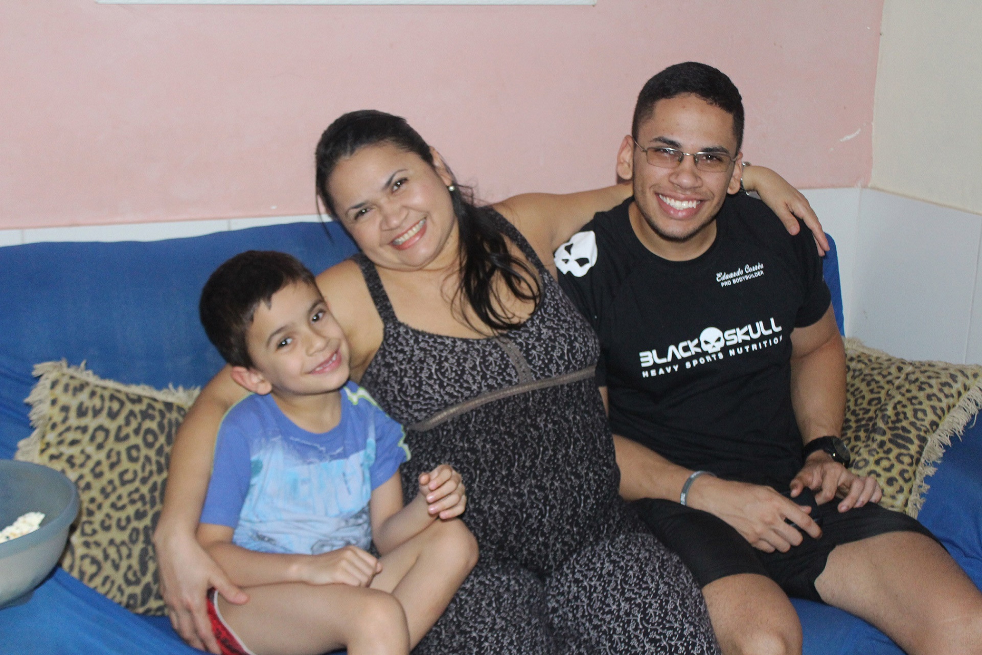Na família da diarista Edilza Ramos, o principal suspeito pelo aumento da conta de luz é filho Igor, de 20 anos