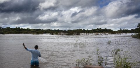 O aumento repentino do volume de água levou canoas, redes e outros utensílios de uso diário que ficavam guardados nas margens do rio