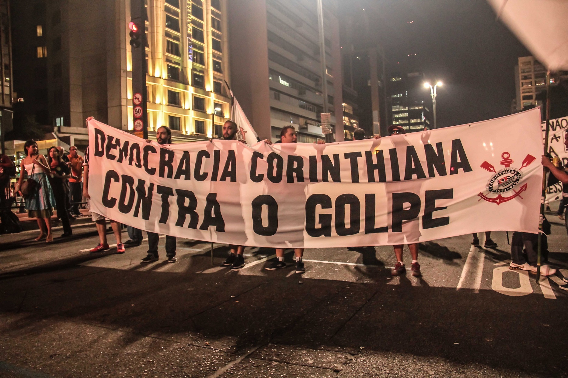 Torcedores do Corinthians protestam contra a tentativa de impeachment da presidente Dilma