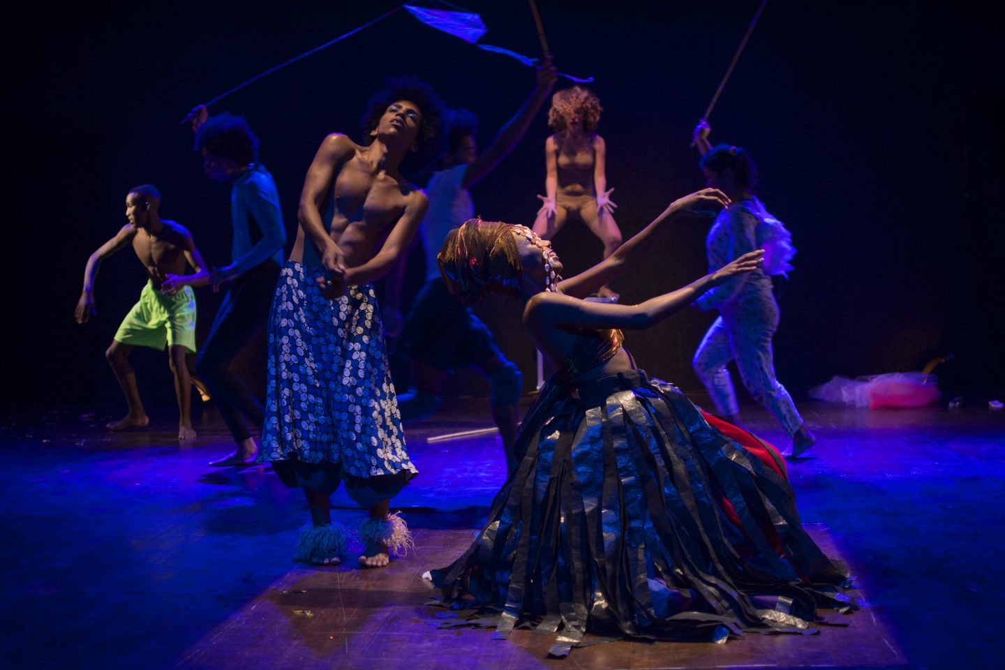 Os atores do Banobando encenando "Cidade Correria" no Sérgio Porto