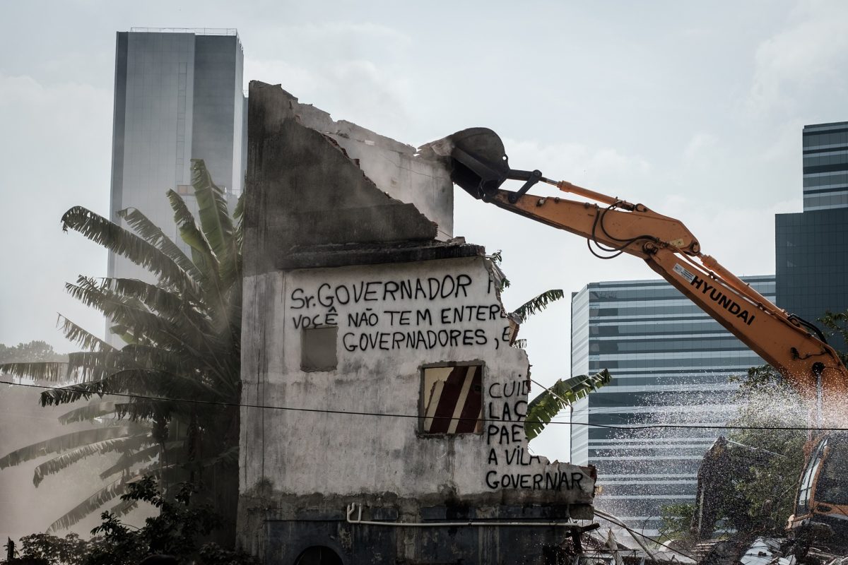 A casa de Maria da Penha Macena, moradora da Vila Autódromo, sendo demolida para a construção da Vila Olímpica