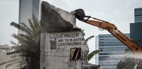 A casa de Maria da Penha Macena, moradora da Vila Autódromo, sendo demolida para a construção da Vila Olímpica