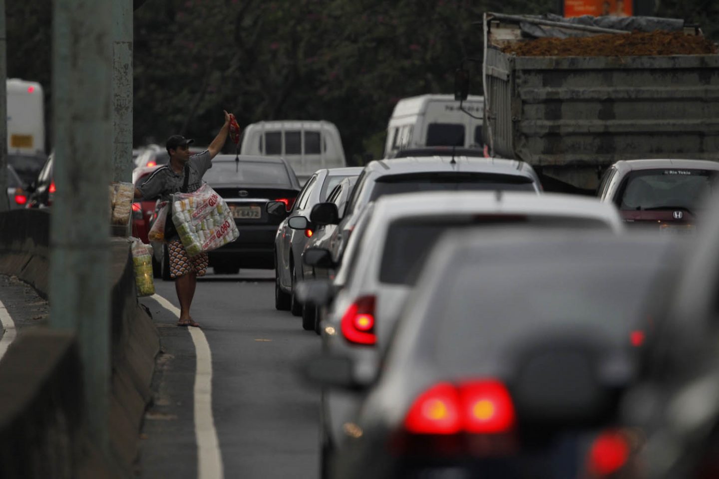 Na Francisco Bicalho, diariamente, formam-se duas fileiras para entrar em uma agulha onde só passa um carro de cada vez