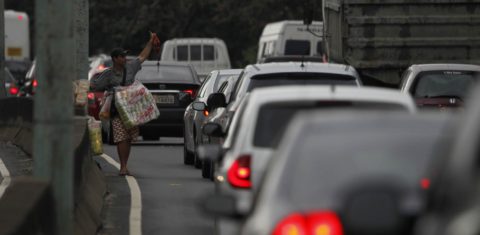 Na Francisco Bicalho, diariamente, formam-se duas fileiras para entrar em uma agulha onde só passa um carro de cada vez