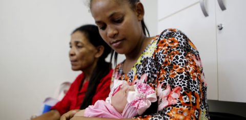 Sofia Valentina, de 7 meses, diagnosticada com microcefalia, dorme no colo da mãe Vera Lúcia enquanto aguarda consulta num hospital de Recife