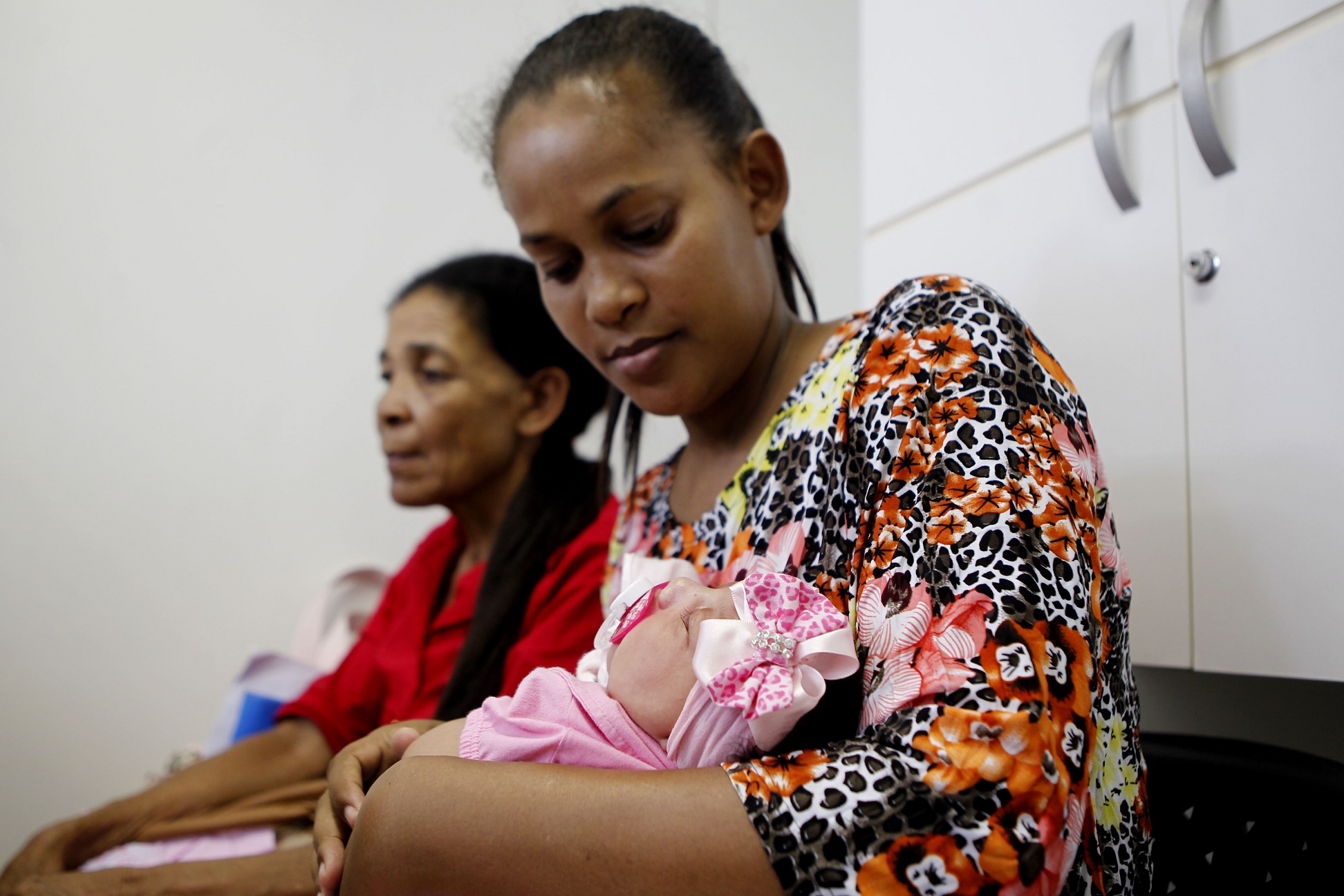 Sofia Valentina, de 7 meses, diagnosticada com microcefalia, dorme no colo da mãe Vera Lúcia enquanto aguarda consulta num hospital de Recife