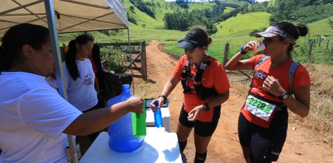 A organização dá um copo retrátil no kit fornecido aos corredores inscritos. Com ele, é possível se abastecer não só com água pura, mas com água de coco e até açaí, nos pontos de hidratação