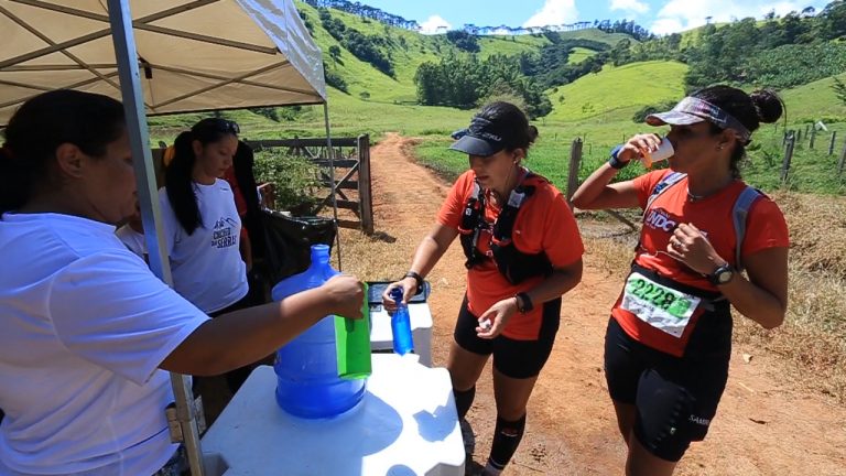 A organização dá um copo retrátil no kit fornecido aos corredores inscritos. Com ele, é possível se abastecer não só com água pura, mas com água de coco e até açaí, nos pontos de hidratação