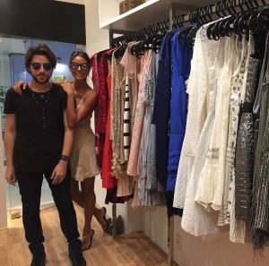 Flávia Sampaio com stylist Aderbal Freire dentro da loja