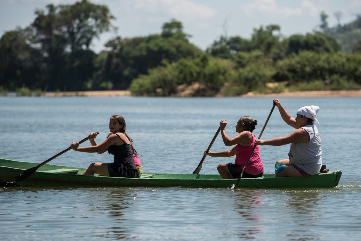 Mulheres atravessam o Xingu de canoa. Na região, além da população ribeirinha existem 26 povos indígenas que falam 24 idiomas