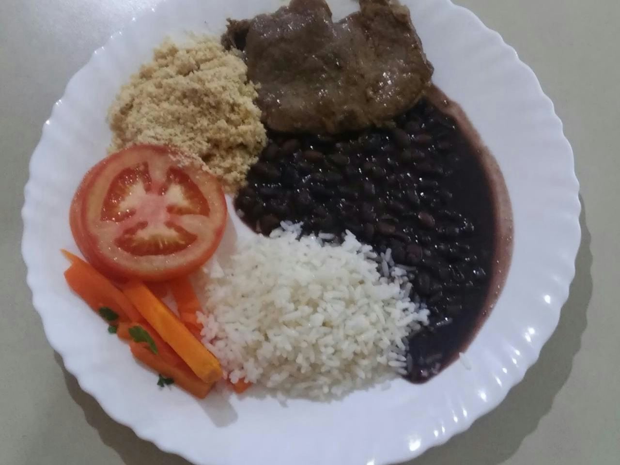 Vilões, como feijão, farofa e cenoura, com carne bovina e arroz (aumentos moderados) e tomate, em baixa