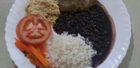 Vilões, como feijão, farofa e cenoura, com carne bovina e arroz (aumentos moderados) e tomate, em baixa
