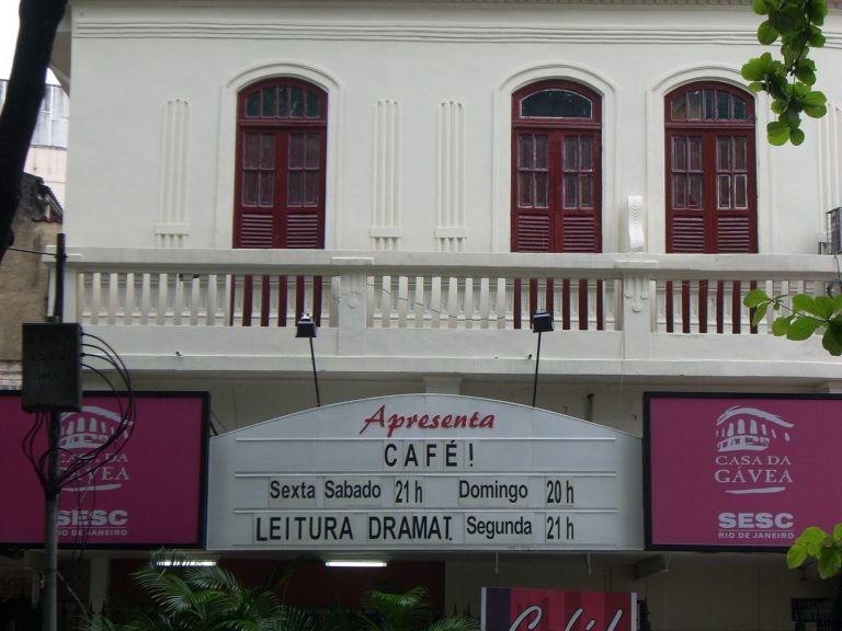 A Casa já foi equipada com biblioteca, roteiroteca, estúdio de som, ilhas de edição de video, videoteca e banco de textos de teatro