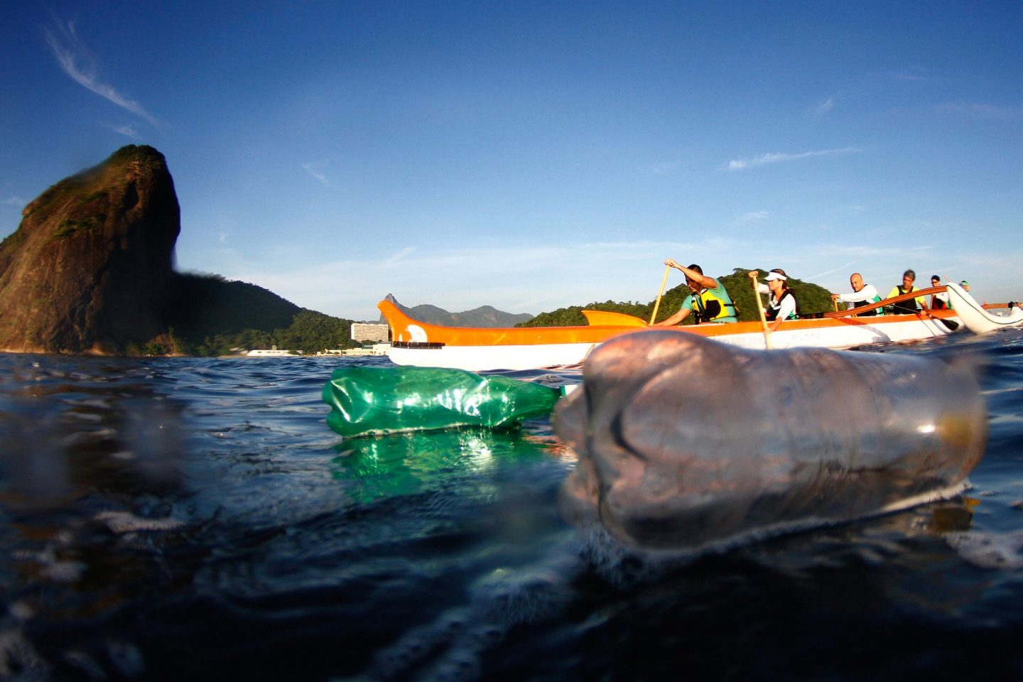 Grupo de remadores enfrenta a cotidiana poluição na Baía de Guanabara