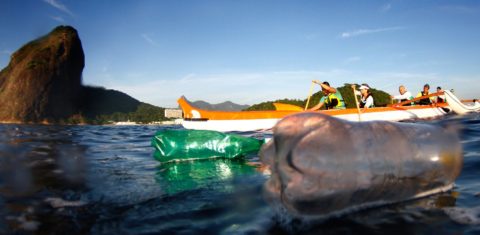 Grupo de remadores enfrenta a cotidiana poluição na Baía de Guanabara