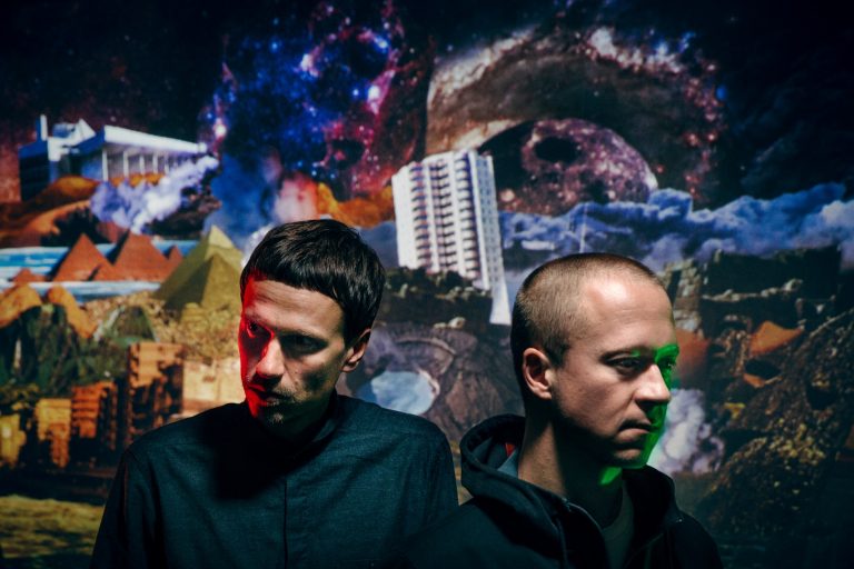 Simon Dokkedal e Martin Hojland, formam o original grupo dinamarquês Den Sorte Skole