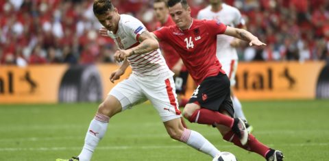 Os irmãos Granit Xhaka, da Suiça, e Taulant Xhaka, da Albânia, disputam a bola no jogo de abertura da Euro 2016, em Lens, na França