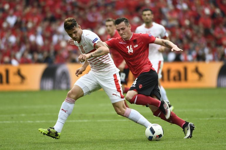 Os irmãos Granit Xhaka, da Suiça, e Taulant Xhaka, da Albânia, disputam a bola no jogo de abertura da Euro 2016, em Lens, na França
