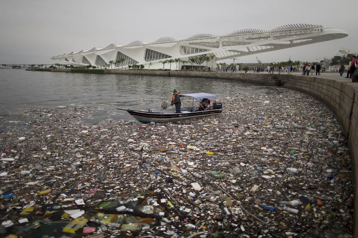 Lixo acumulado em frente ao Museu do Amanhã, um dos novos cartões postais construídos para os Jogos Olímpicos