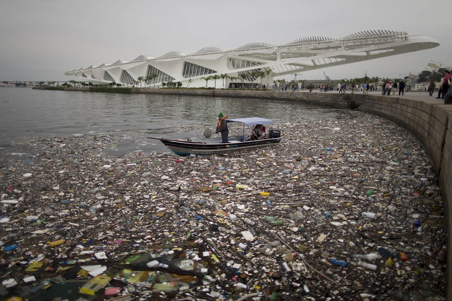 Lixo acumulado em frente ao Museu do Amanhã, um dos novos cartões postais construídos para os Jogos Olímpicos