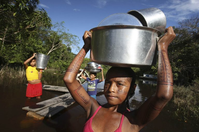 Paragominas (PA) 03/06/2009 Índios da reserva Terra Indígena Alto Rio Guamã, no nordeste do estado do Pará, serão os primeiros indígenas a assinarem um contrato de venda de crédito de carbono em troca de preservarem a floresta em pé. Na foto, aldeia Tekohaw. Foto Márcia Foletto