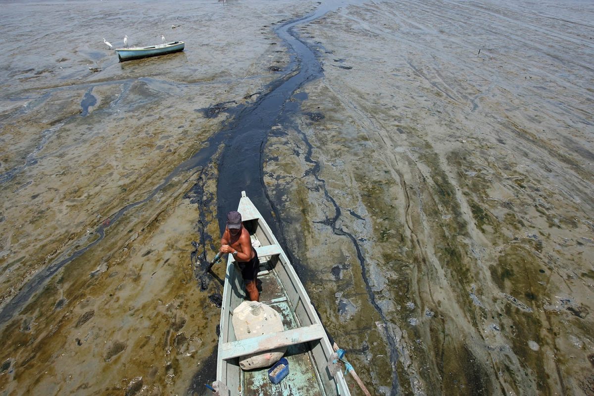 O esgoto da Zona Oeste polui a Baía de Sepetiba. A falta de saneamento é um problema que atinge cerca de 2,5 bilhões de pessoas no mundo