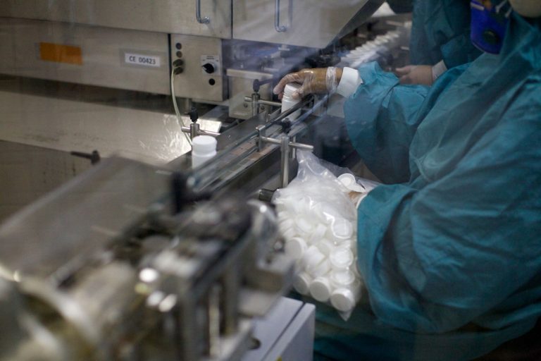 Os 15 mil tratamentos que deveriam chegar este ano estão ainda em negociação de preço. Não se sabe quando vão chegar ou mesmo se vão chegar