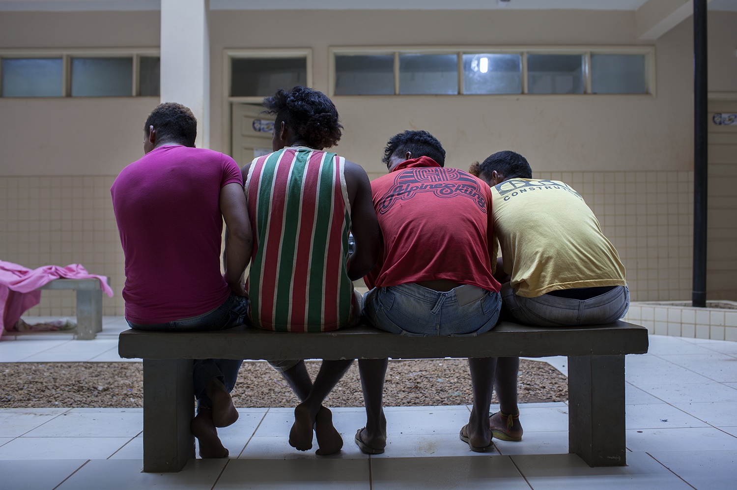 Jovens, entre eles um menor de idade, aguardam o delegado de plantão na delegacia de Altamira. Eles são suspeitos de terem furtado um aparelho de som, um nebulizador e um liquidificador