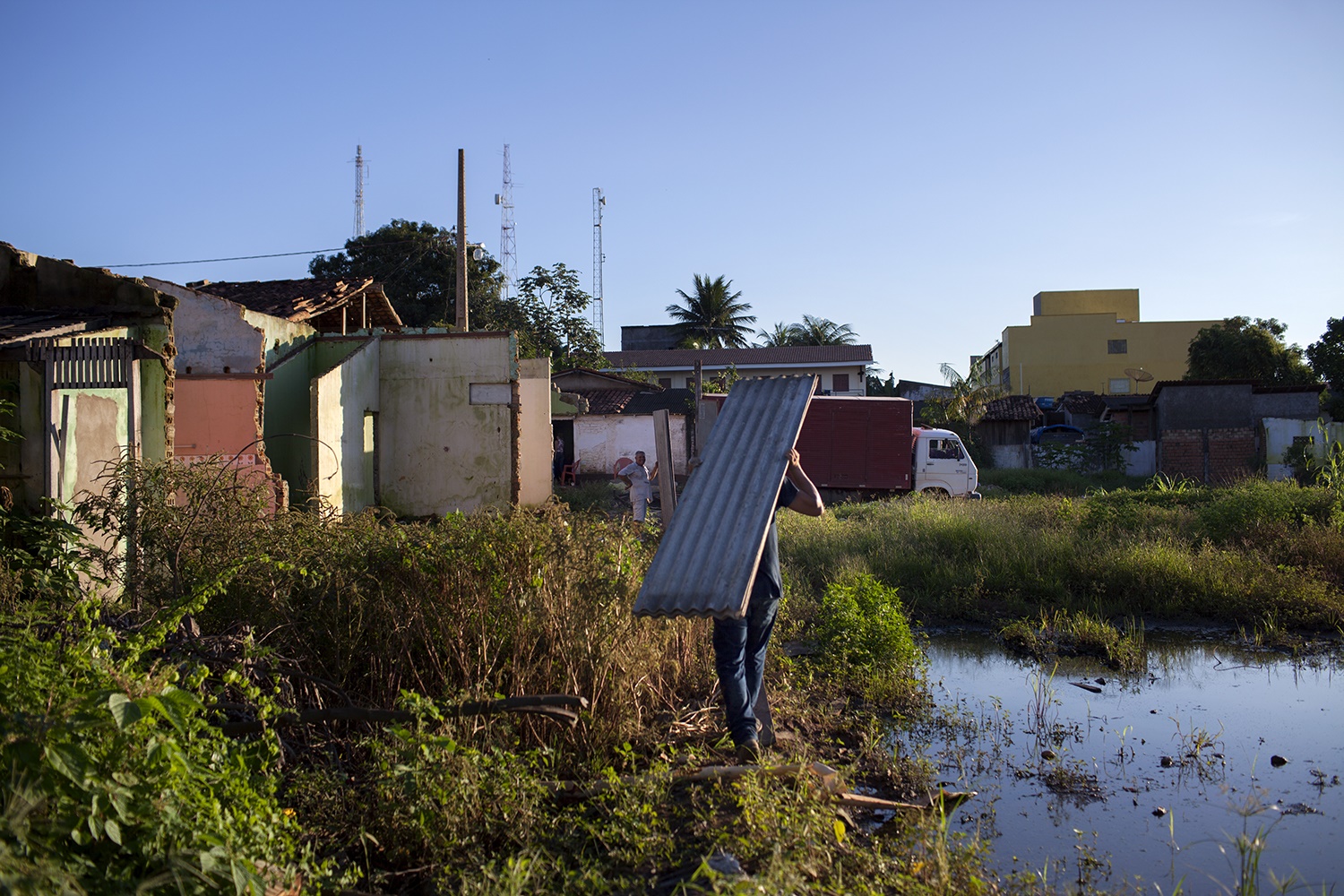 Alex Soares, 47 anos, nascido e criado em Altamira. Na foto ele retira algumas telhas que guardou de sua casa que foi demolida: “Eu tinha uma casa boa. Fui esmagado por um rolo compressor. Não tive escolha. Ou aceitava ou ficava sem nada”