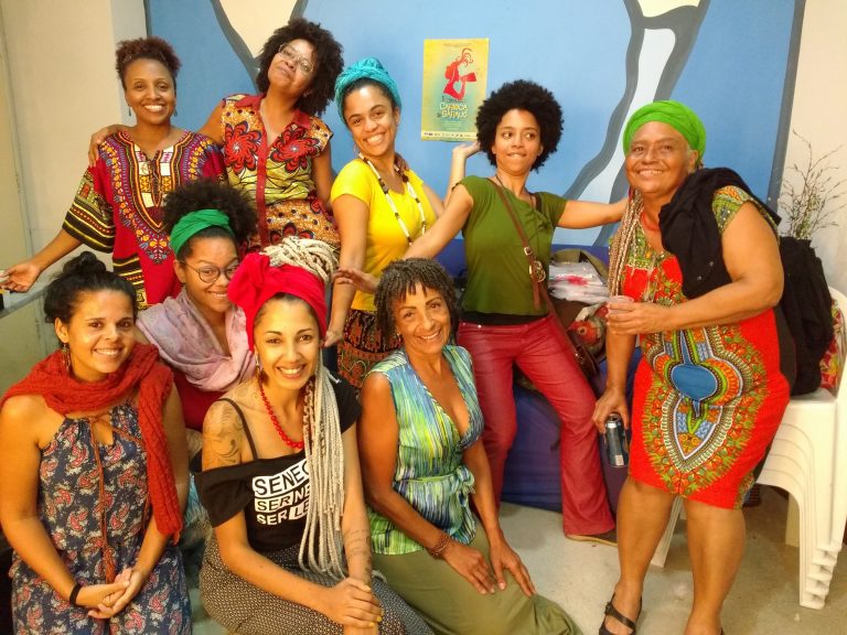 Leila e outras mulheres resolveram criar o espaço, a princípio, para reunir artistas plásticos que já haviam passado pela Pedra e não moravam mais lá