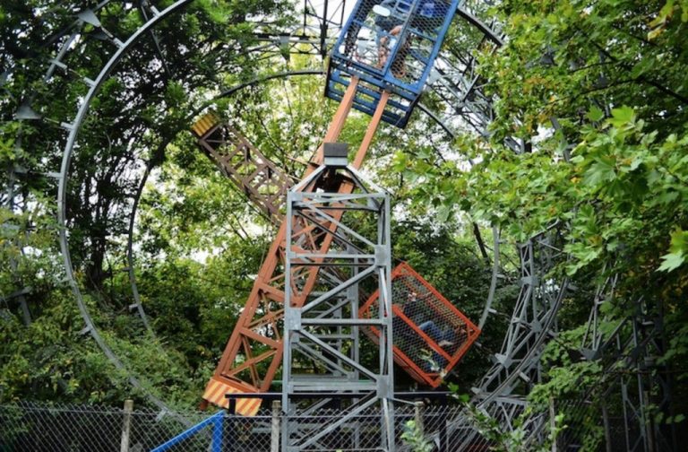 A roda gigante, criada por Bruno Ferrin, é uma das atrações do parque