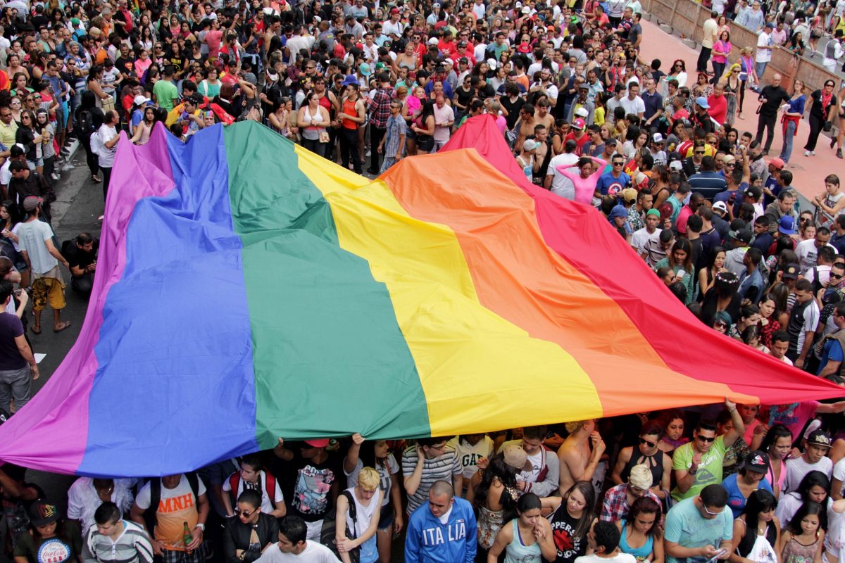 Participantes da Parada do Orgulho LGBT ocupam a Avenida Paulista, em São Paulo