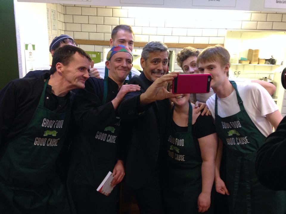 George Clooney faz selfie com funcionários da cafeteria