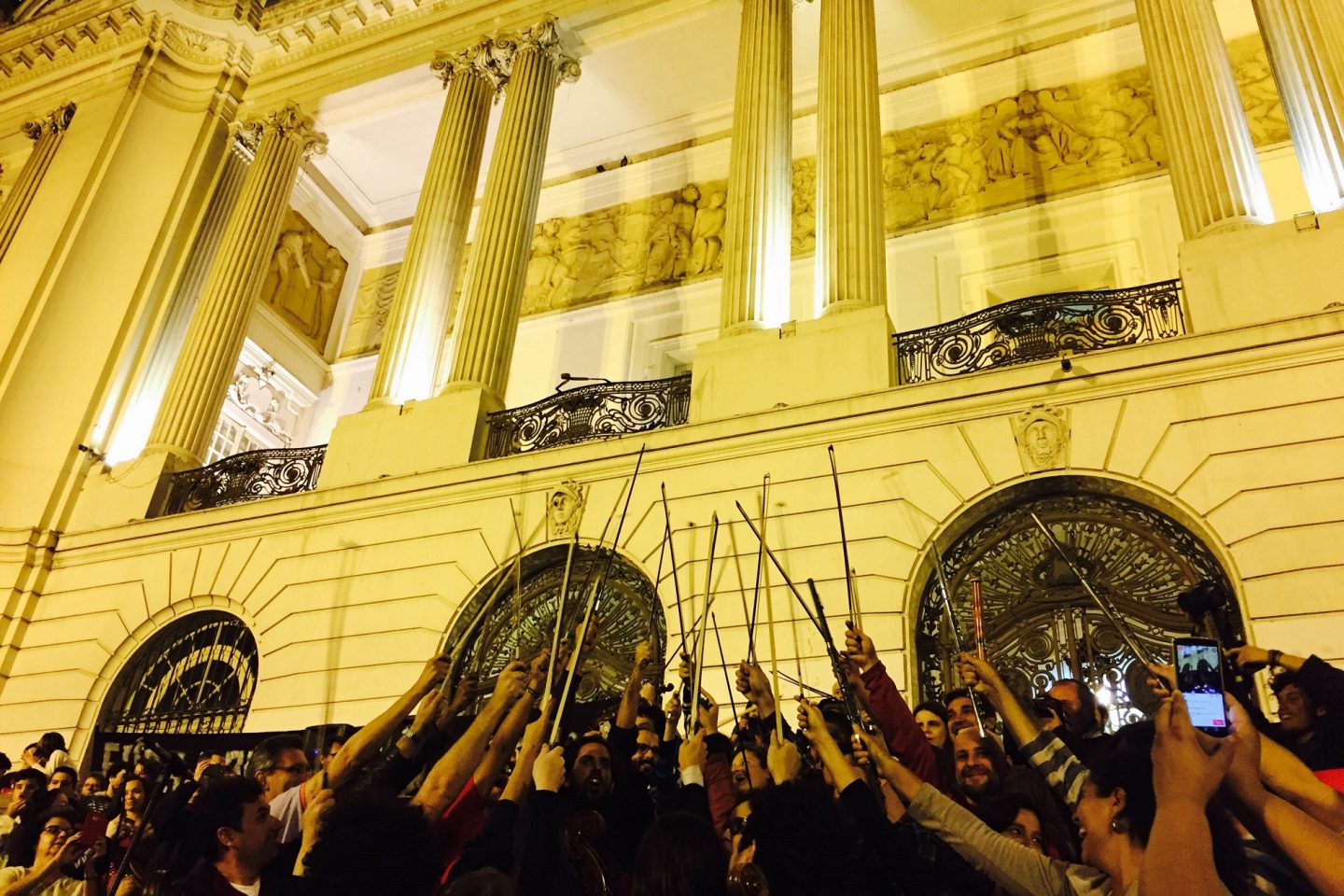 Ao final de "Carmina Burana" os músicos erguem os arcos dos instrumentos em sinal de protesto
