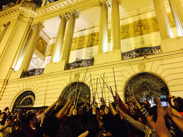 Ao final de "Carmina Burana" os músicos erguem os arcos dos instrumentos em sinal de protesto